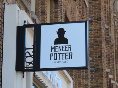 850102 Afbeelding van het uithangbord 'Meneer Potter - Stadscafé' (Potterstraat 3) te Utrecht, op de zijgevel van het ...